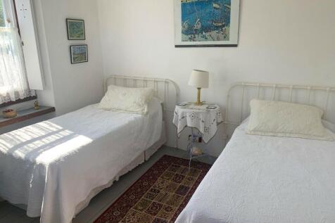 Twin bedroom