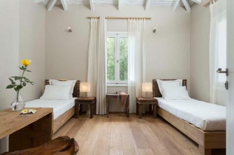 Twin bedroom