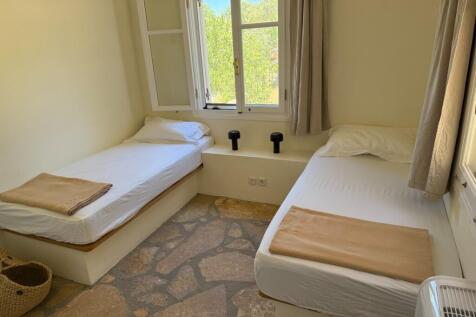 Twin bedroom