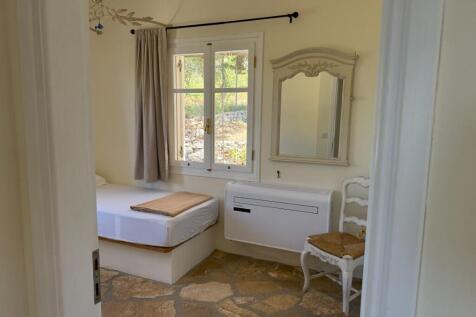Twin bedroom