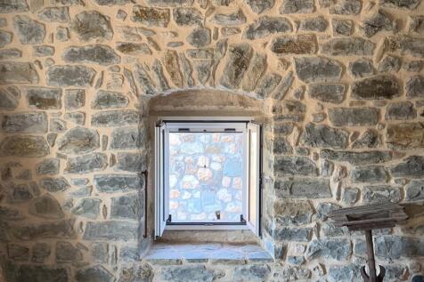 Stone wall features
