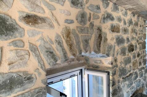 Stone wall features