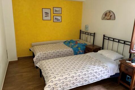 Twin bedroom