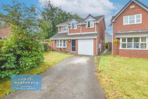 Four bed detached house with large rear garden