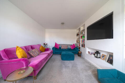 LIVING ROOM (2).jpg