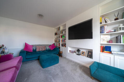 LIVING ROOM (3).jpg