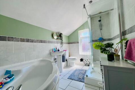 BATHROOM (2).jpg
