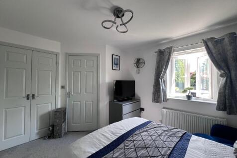 BEDROOM 1.jpg