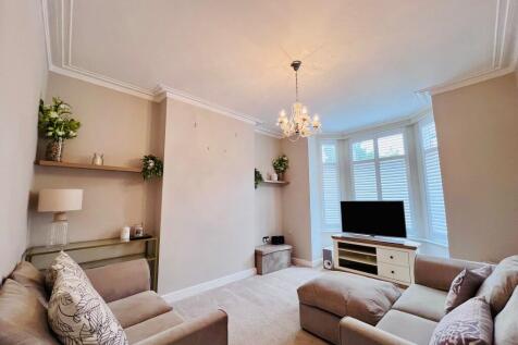 LIVING ROOM (2).jpg