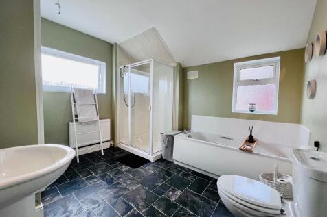 BATHROOM (2).jpg