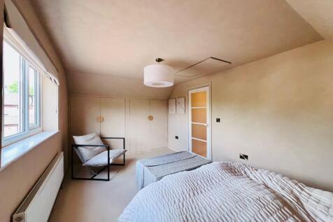 BEDROOM1 (3).jpg