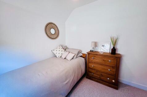 BEDROOM 2 (2).jpg