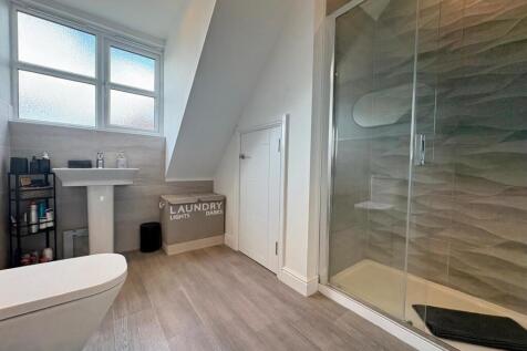 55 Walker en-suite.jpg