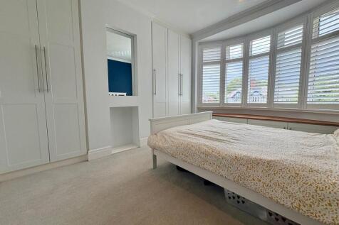 46 Moss Rd Master bedroom 1.jpg