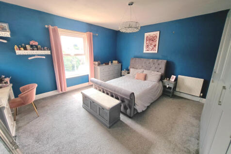 Bedroom 1.jpg