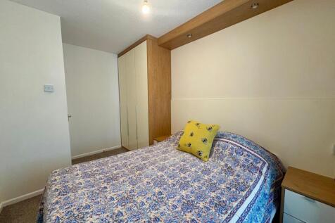 Flat 3 Foxendale Bedroom.jpg