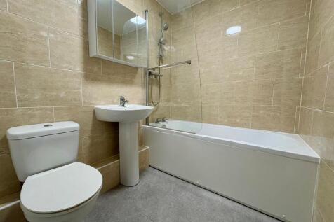 32 Foxendale bathroom.jpg