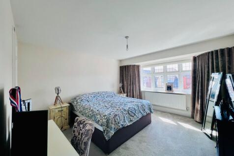 BEDROOM 1 (3).jpg