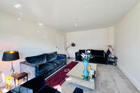 LIVING ROOM (2).jpg