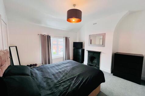 BEDROOM 1 (2).jpg