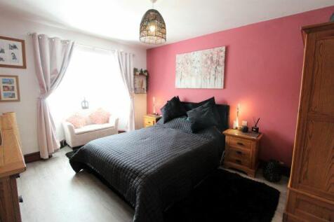 R Bed 1.jpg