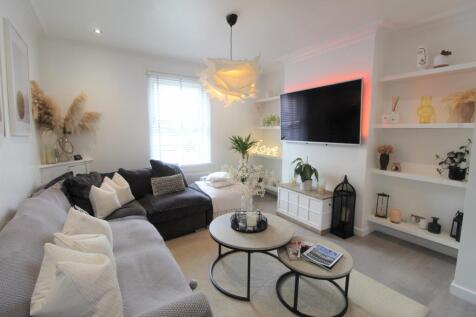 R Lounge-min.jpg