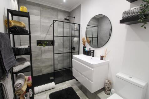 R Shower Room-min.jpg