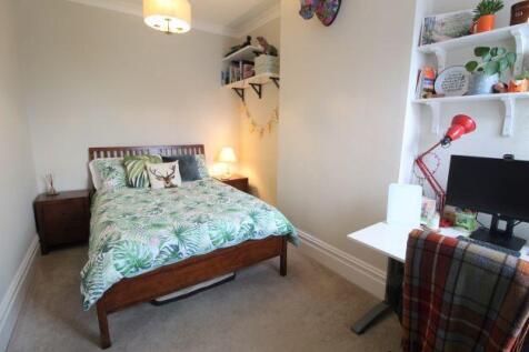 R Bed 2.jpg