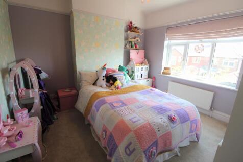 R Bed 2.jpg