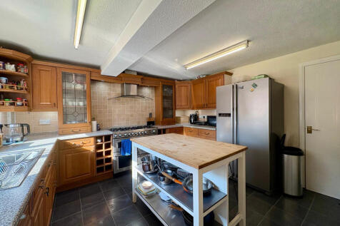 87 Sunningdale Kitchen 2.jpg