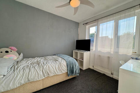 87 Sunningdale Bed 2.jpg