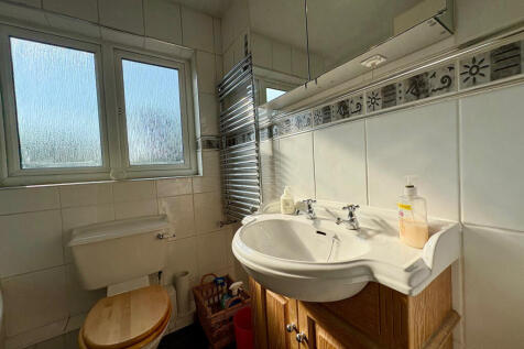 87 Sunningdale Fam bathroom.jpg
