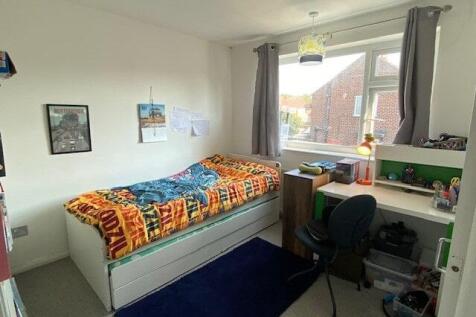 R Bed 2.jpg