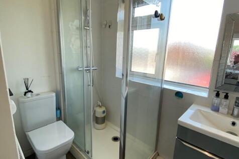 R Shower Room.jpg