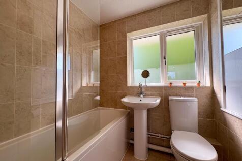 30 St Asaph fam bathroom.jpg