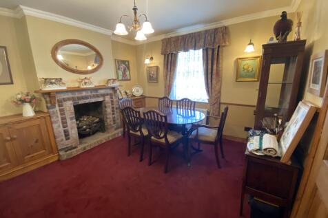R Dining Room (2).JPG