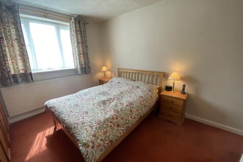 R Bed 1.JPG