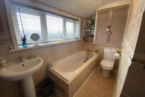 R Bathroom.JPG