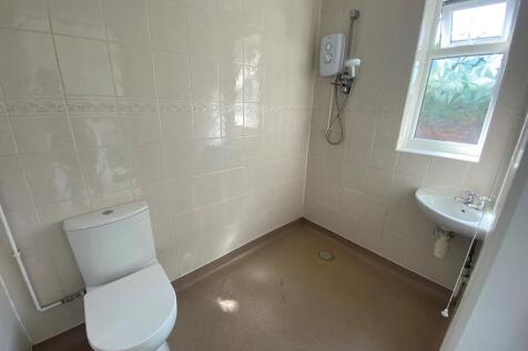 R Shower Room-min.jpg