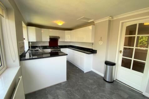 R Kitchen (2).jpg