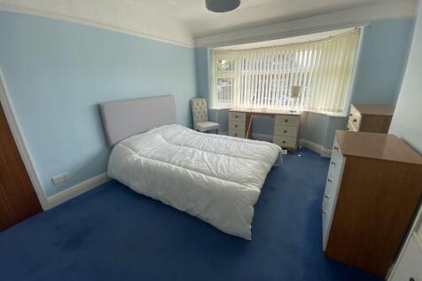 R Bed 1.JPG