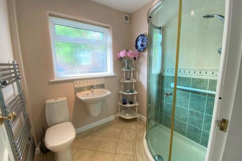 R Shower Room-min.jpg