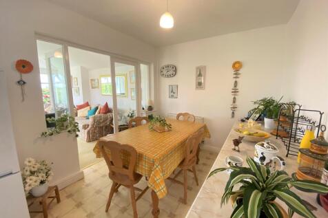 R Dining Area.jpg