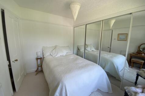 R Bed 1(3).JPG