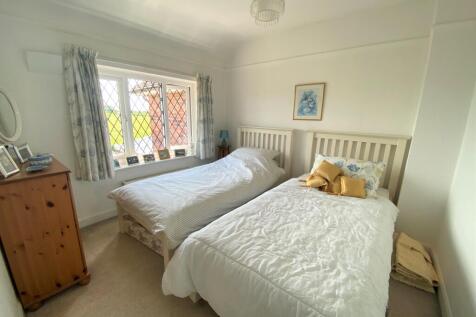 R Bed 2.jpg