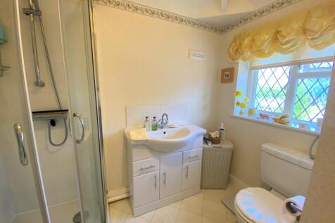 R Shower Room.jpg