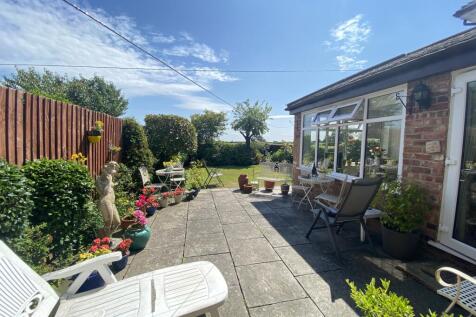 R Side Patio.JPG