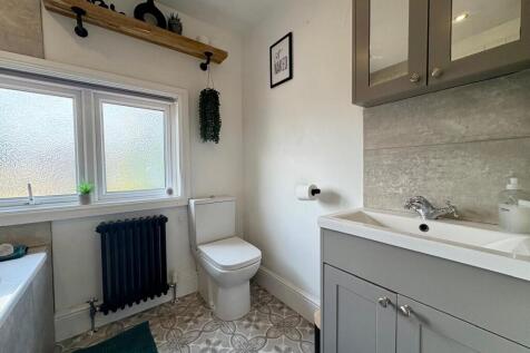 172 Liverpool Road Family Bathroom.jpg