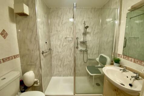 R Shower Room.JPG