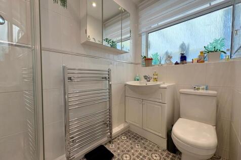 14 Howard En-Suite.jpg